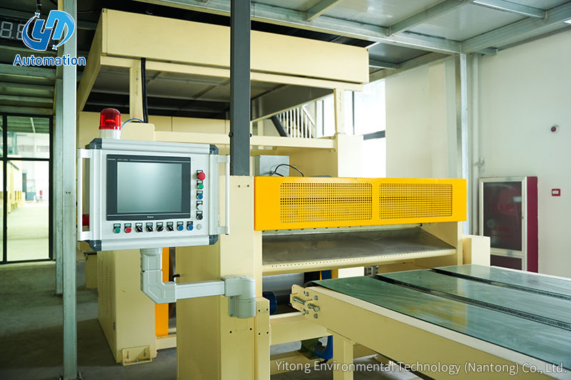 كيف تعمل أداة القطع المتزامن على تحسين الدقة وتقليل الهدر في خطوط تشريب الورق المزخرف